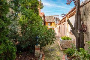 an alley with a street light and a building at Casa Rural Villa Calera in Rueda