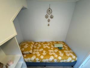 Postel nebo postele na pokoji v ubytování Vakantiehuisje aan Zee met Dakterras Rust en Strand 250 m