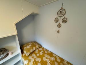 Postel nebo postele na pokoji v ubytování Vakantiehuisje aan Zee met Dakterras Rust en Strand 250 m