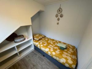 Postel nebo postele na pokoji v ubytování Vakantiehuisje aan Zee met Dakterras Rust en Strand 250 m