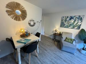 Posezení v ubytování Vakantiehuisje aan Zee met Dakterras Rust en Strand 250 m