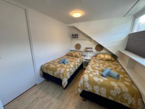 Postel nebo postele na pokoji v ubytování Vakantiehuisje aan Zee met Dakterras Rust en Strand 250 m