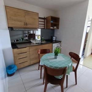 Dapur atau dapur kecil di TimurBay Seafront Residence & Suits