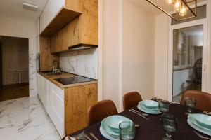 Dapur atau dapur kecil di Bright, Newly Renovated Condo Near Danube River +23 gambar