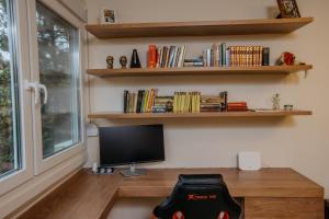Perpustakaan di apartmen
