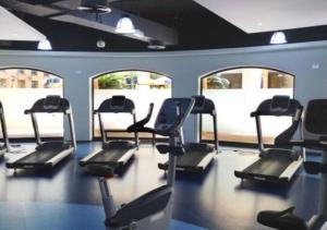 O centro de fitness e/ou as comodidades de fitness de Spacious 2 BR with Amazing Marina View Rimal JBR
