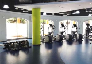 O centro de fitness e/ou as comodidades de fitness de Spacious 2 BR with Amazing Marina View Rimal JBR