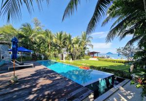 The swimming pool at or close to Bright beachfront retreat in Bang Tao