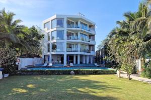 Zahrada ubytování Bright beachfront retreat in Bang Tao