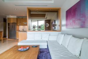 Posezení v ubytování Bright beachfront retreat in Bang Tao