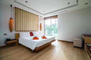 A bed or beds in a room at Bright beachfront retreat in Bang Tao