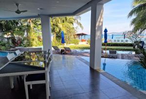 The swimming pool at or close to Bright beachfront retreat in Bang Tao
