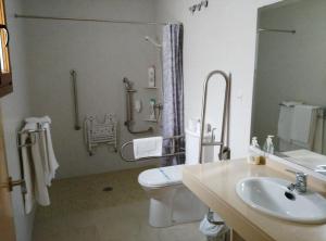 A bathroom at Hotel Albanta