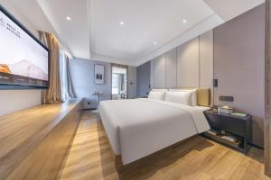 Ένα ή περισσότερα κρεβάτια σε δωμάτιο στο Atour Hotel Kunming Dianchi Lake +39 φωτογραφίες