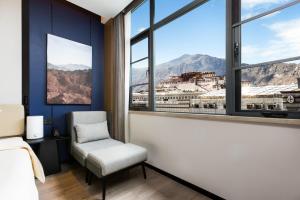 拉萨拉萨布达拉宫广场亚朵酒店的山景客房 - 带椅子