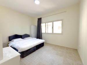 um quarto com uma cama e uma janela em Barsha Star Residence 2-HomeStay no Dubai
