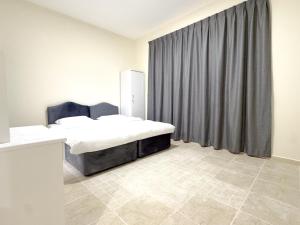 Ένα ή περισσότερα κρεβάτια σε δωμάτιο στο Barsha Star Residence 2-HomeStay