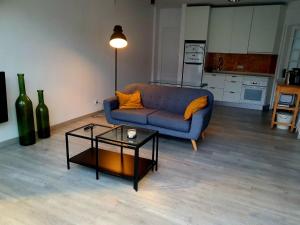 a living room with a blue couch and a table at Vivienda Vacacional Fidencia in Los Llanos de Aridane