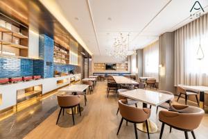 a restaurant with tables and chairs in a cafeteria at Atour X Hotel Chengdu Shuangnan Wuhou Avenue Station in Chengdu