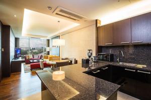 an open kitchen and living room in a apartment at Marriott Executive Apartment Seoul in Seoul