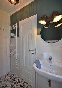 ein Badezimmer mit einem weißen Waschbecken und einem Spiegel in der Unterkunft Schusterkate - [#96108] in Staberdorf + 41 Fotos