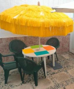 パシート・ブランコにあるPiscina club pasito blancoのテーブルと椅子