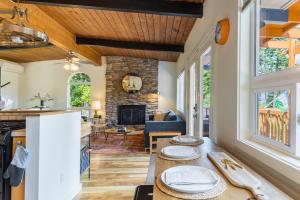 コープビルにあるMid-Century Beach Cabin by AvantStay Walk to Beachのキッチン、リビングルーム(テーブル、暖炉付) +33枚の写真