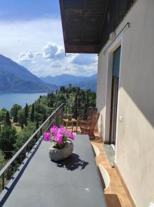 balkon ze stołem i kwiatami w obiekcie House Paradise w mieście Perledo