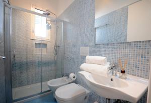 ガリポリにあるBaia Verde Apartmentsのバスルーム(洗面台、トイレ、シャワー付)