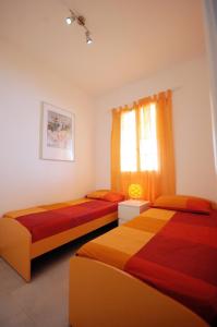ガリポリにあるBaia Verde Apartmentsのベッドルーム1室(ベッド2台、窓付)
