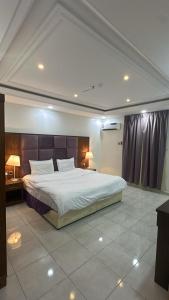 a bedroom with a large bed in a room at شقق اجنحة تارا in Khamis Mushayt