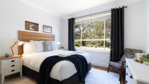 Postel nebo postele na pokoji v ubytování Hemingways Lakehouse