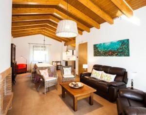 a living room with a couch and a table at La Xiquella, formatges artesans i masoveria in Bas