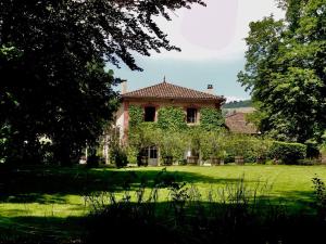 an old house in the middle of a field at Grande Gte Du Chteau Des Moriers Fleurie in Fleurie