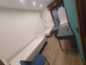 Pokój z kanapą, biurkiem i krzesłem w obiekcie CRISPI 74.1 - Apartment w mieście Neapol
