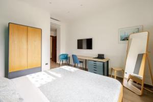 sypialnia z łóżkiem, biurkiem i krzesłami w obiekcie CRISPI 74.1 - Apartment w mieście Neapol +37 zdjęć