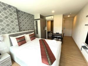 Ban KataにあるCozy studio Splendid Condo by Loftyのベッドルーム1室(大型ベッド1台付)、ダイニングルームが備わります。