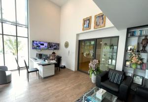 Ban KataにあるCozy studio Splendid Condo by Loftyの居間の机に座る男 +8枚の写真