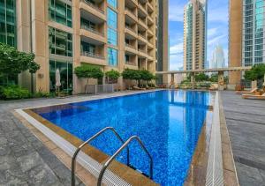 una piscina al centro di un edificio di Luxurious 2-bedroom Apartment in Downtown with Burj Khalifa View a Dubai