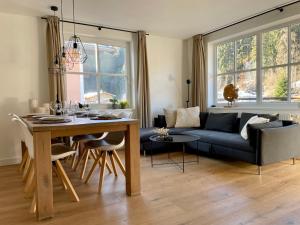 salon z niebieską kanapą i stołem w obiekcie Haigis Lodge w mieście Annaberg im Lammertal