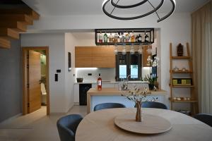 カヴァラにあるVilla Petraのテーブルと椅子のあるキッチンとダイニングルーム