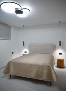 カヴァラにあるVilla Petraの白いベッドルーム(大型ベッド1台、ランプ付) +40枚の写真