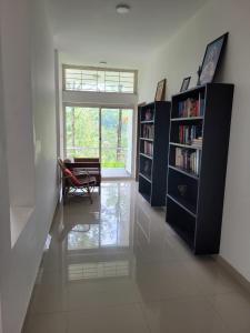 Knihovna v apartmánu