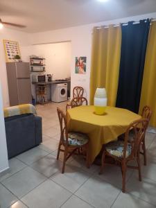 Kuchyň nebo kuchyňský kout v ubytování Logement du soleil