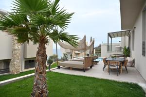 カヴァラにあるVilla Petraのハンモックとヤシの木のあるパティオ