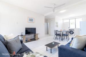 NightcliffKookaburra Suite 2 Bed Apt Walk To Foreshore的客厅里有一张蓝色的沙发和一张桌子