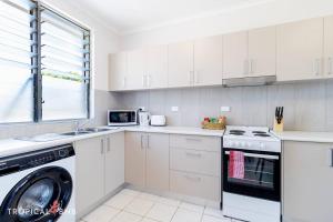 Kookaburra Suite 2 Bed Apt Walk To Foreshore的厨房或小厨房