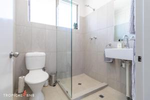 NightcliffKookaburra Suite 2 Bed Apt Walk To Foreshore的带马桶和玻璃淋浴间的浴室