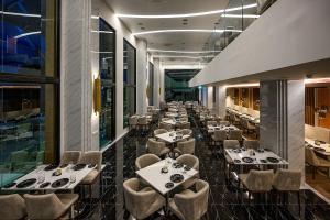 une rangée de tables et de chaises dans un restaurant dans l'établissement Panora sea view -modern facilities walk to beach, à Surin Beach