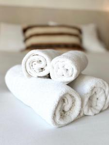 une pile de serviettes posée sur un évier dans l'établissement Grand Central House - Central Penthouse Two Bedroom - GibraltarStay Apartments, à Gibraltar